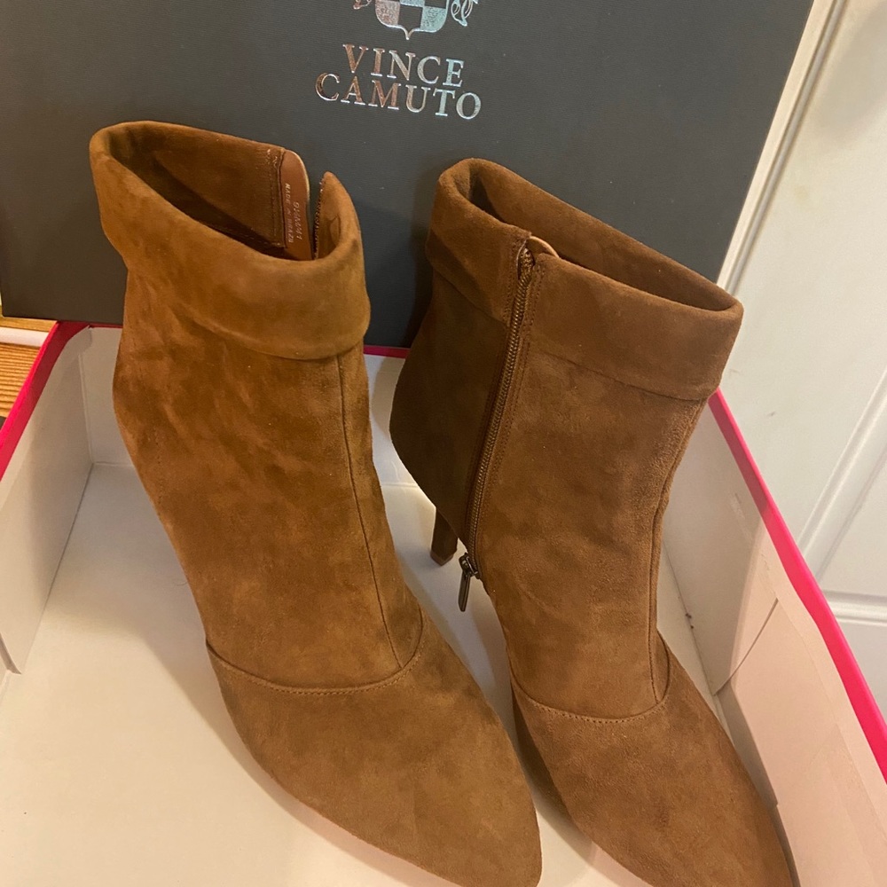 VINCE CAMUTO AMVITA SUEDE ANKLE BOOTS NEW! 9.5